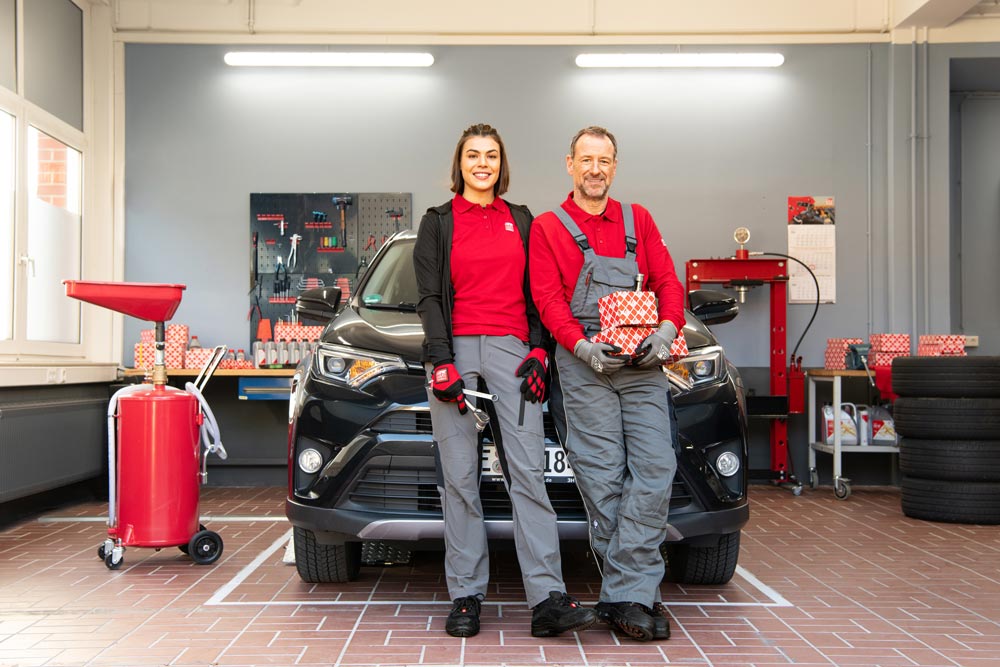 Werkstatt Team mit febi bilstein Produkten