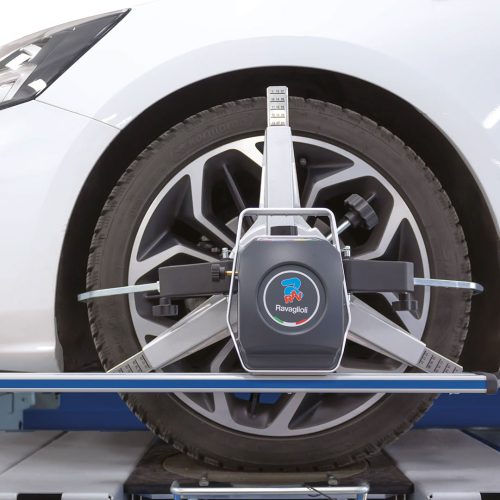 Achsmessgerät RAVTD2.0WIFI Auto mit einem Achsvermessungsgerät